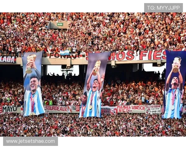 真爱无疆 尼泊尔球迷在堵车时下车擦拭梅西夺冠海报感人一幕 真爱无疆 尼泊尔球迷在堵车时下车擦拭梅西夺冠海报感人一幕