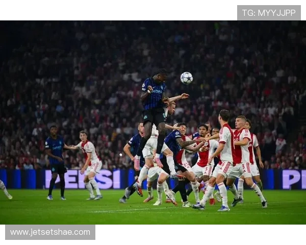 乌帕梅卡诺统治防线全面压制巴黎展现拜仁铁血后防核心风采 乌帕梅卡诺统治防线全面压制巴黎展现拜仁铁血后防核心风采